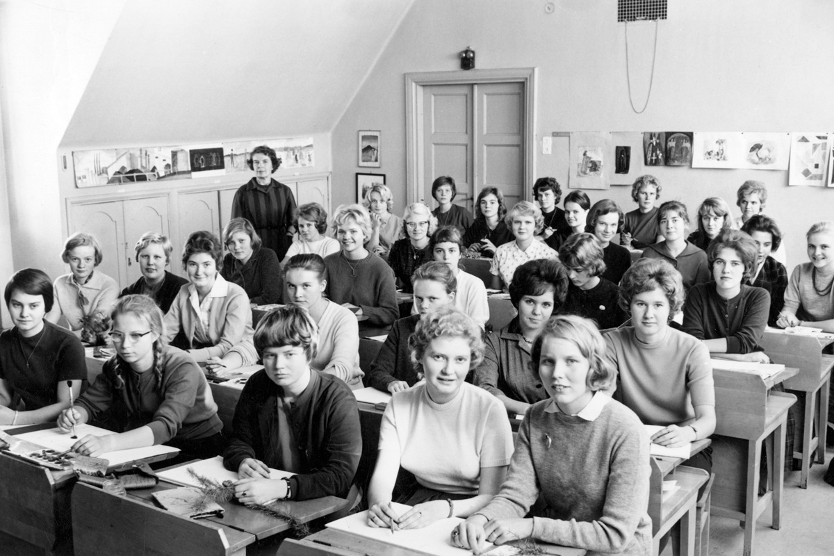 Nuoria naisoletettuja vanhanaikaisten pulpettimien ääressä.