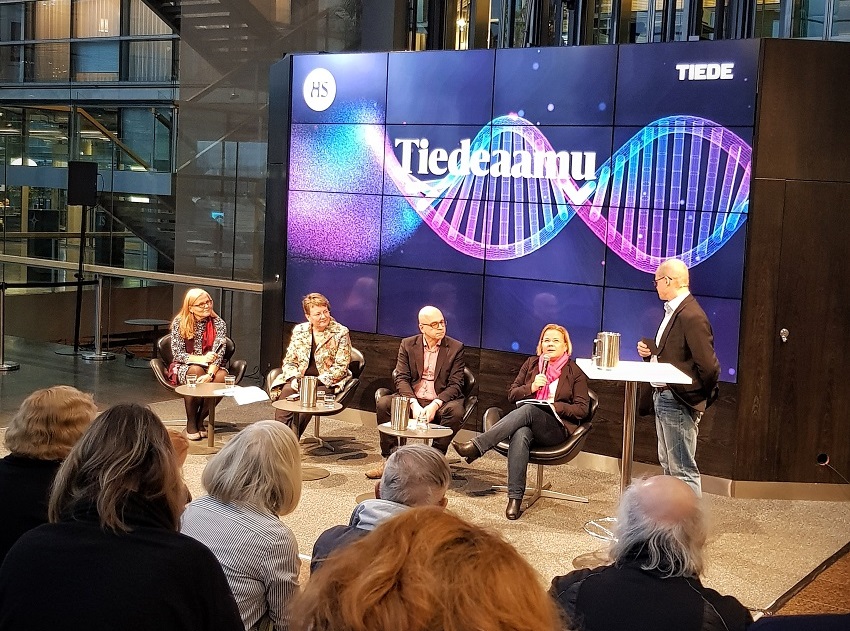 Panelisterna diskuterar på scen.