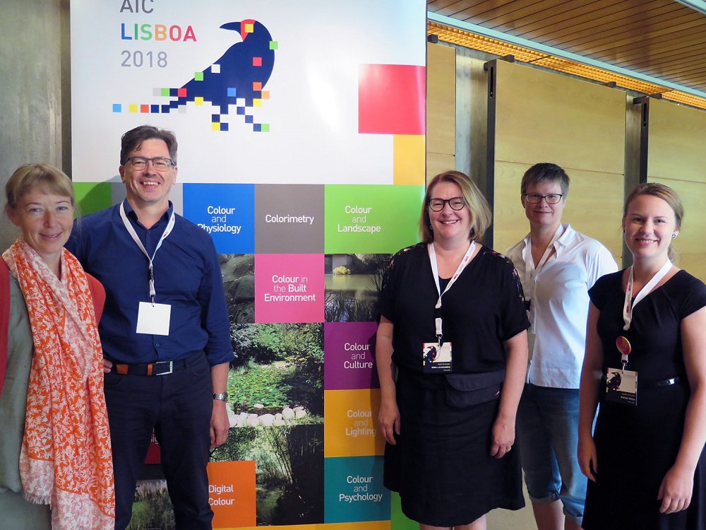 Suomen väriyhdistyksen jäseniä AIC 2018 -konferenssissa Lissabonissa.Vasemmalta oikealle: Kati Winterhalter, Harald Arnkil, Nina Laaksonen, Saara Pyykkö ja Kaisli Oksa.