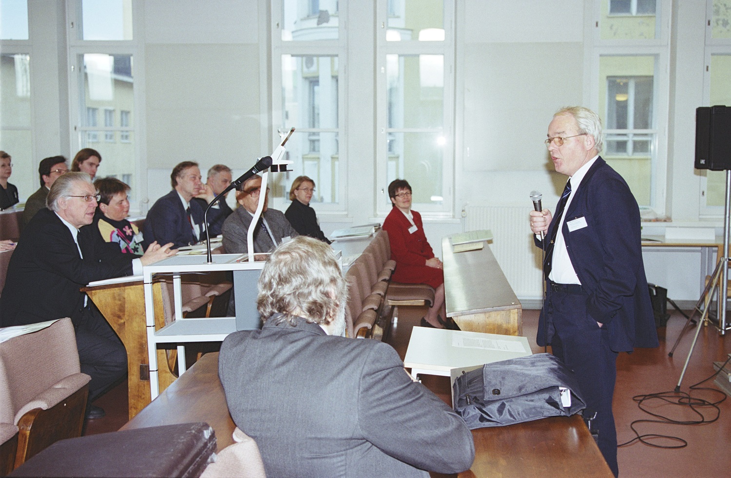 Marcel Van den Broecke håller seminarietal framför en publik.