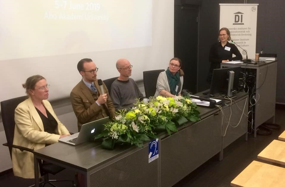 Panelmedlemmar vid bordet framme i salen.