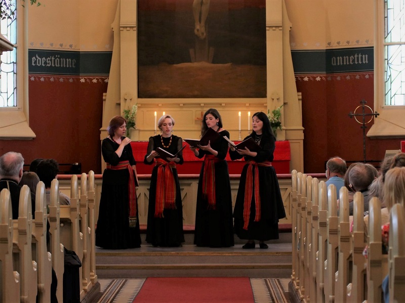 Moskovalainen lauluyhtye Uzorika esiintyy Joensuun kirkossa muinaisvenäläisen laulutaiteen konsertissa kesällä 2019.