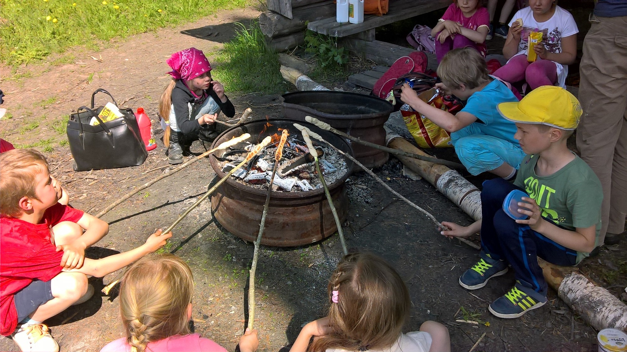 Barn grillar pinnbröd.