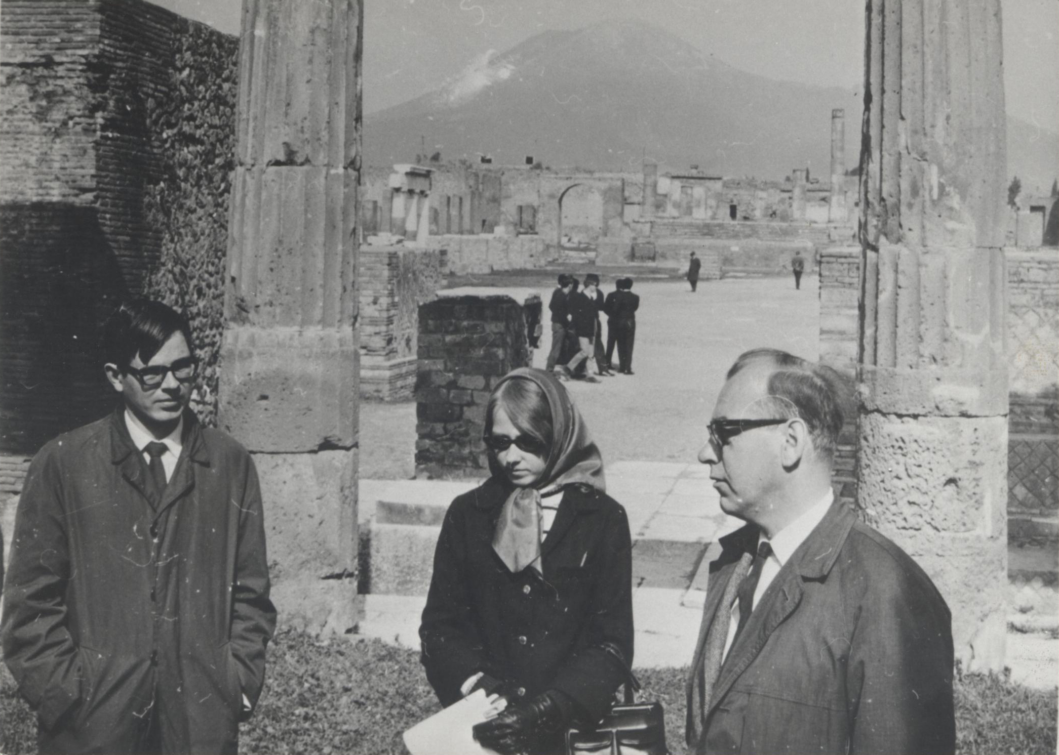 Professori Patrick Bruun (oik.) seisoo oppilaidensa kanssa Pompejissa joskus 1960-luvulla.