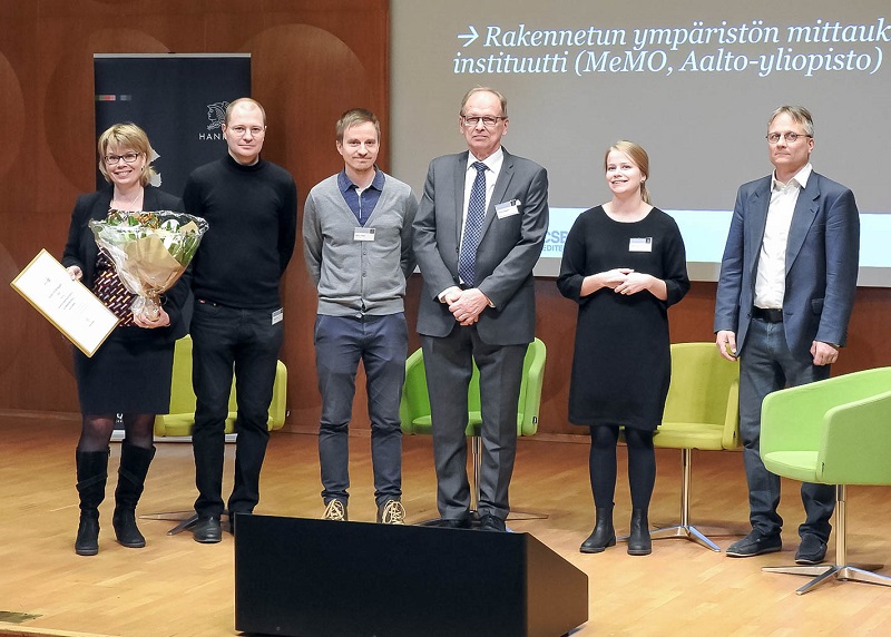 MeMo vastaanottamassa palkiontoa.
