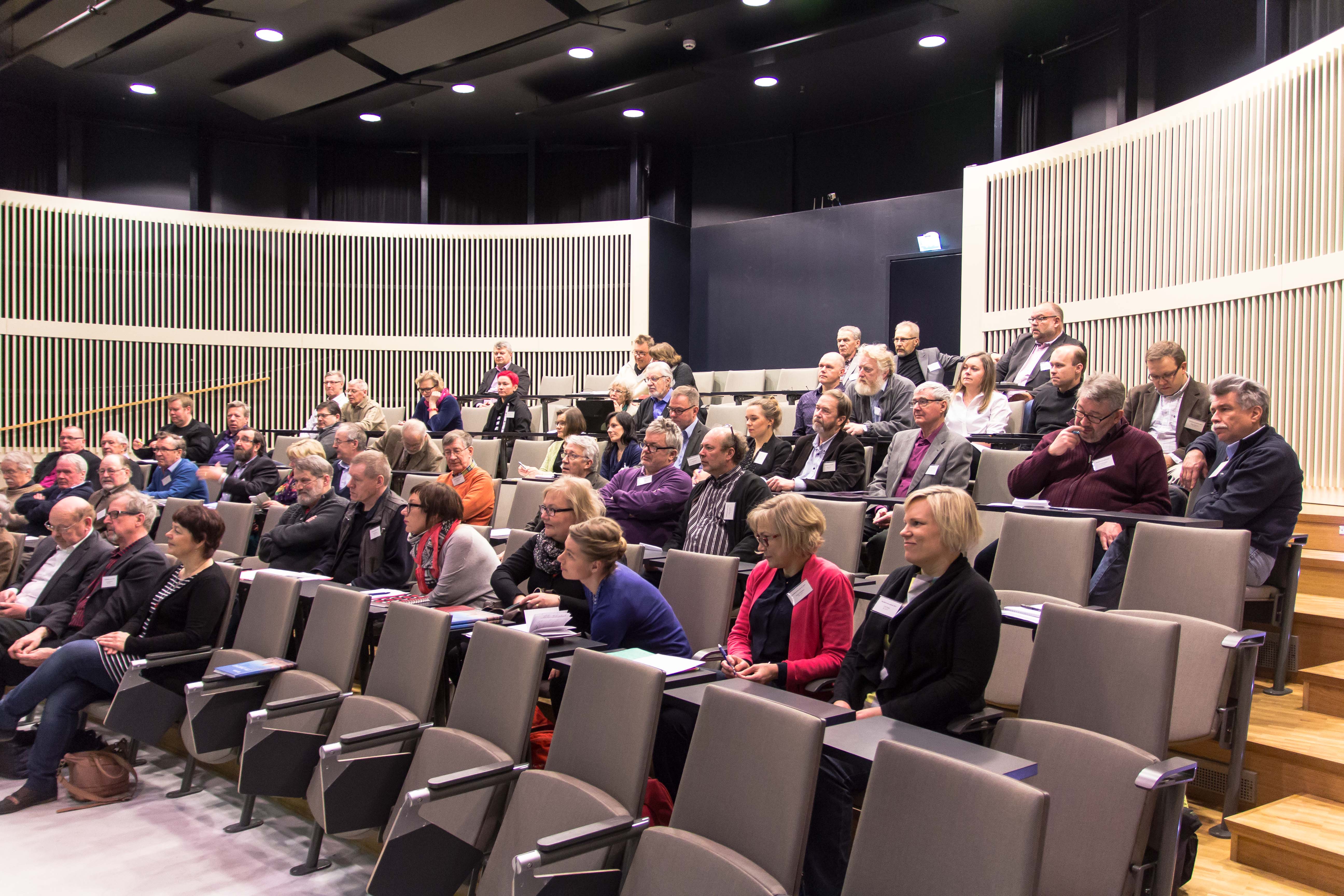 Seminaarin osallistujia kuuntelemassa esitelmää vuoden 2015 Merihistorian päivillä Pietarsaaressa.