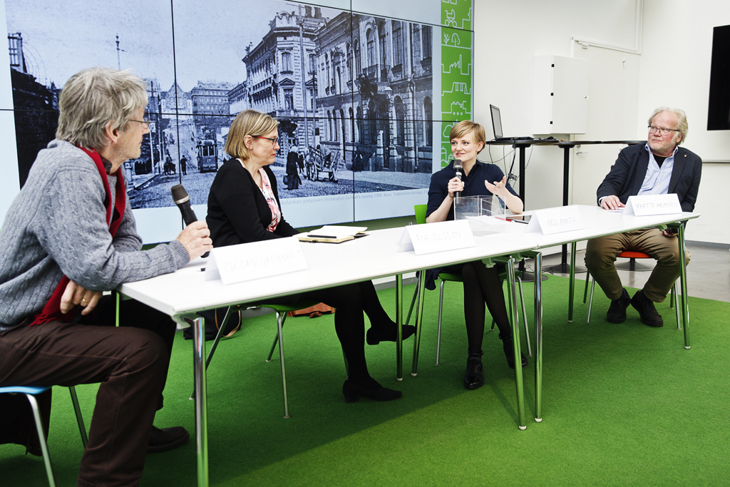 Paneldiskussion vid bord på Helsingfors stads stadsplaneringskontors mässa i maj 2017.