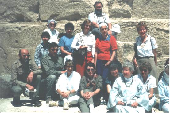 Seuran perustajajäsenet Kheopsin pyramidin vieressä vuonna 1969.