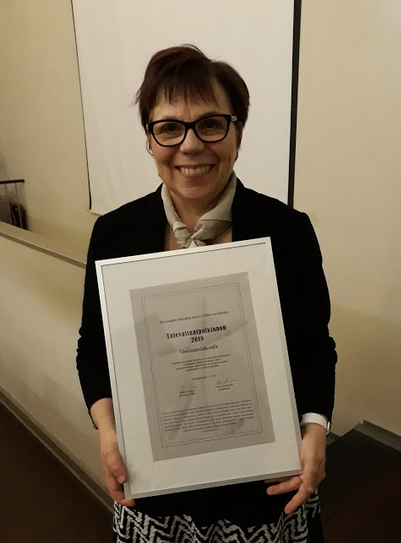 Merja Mäkisalo-Ropponen med diplom.