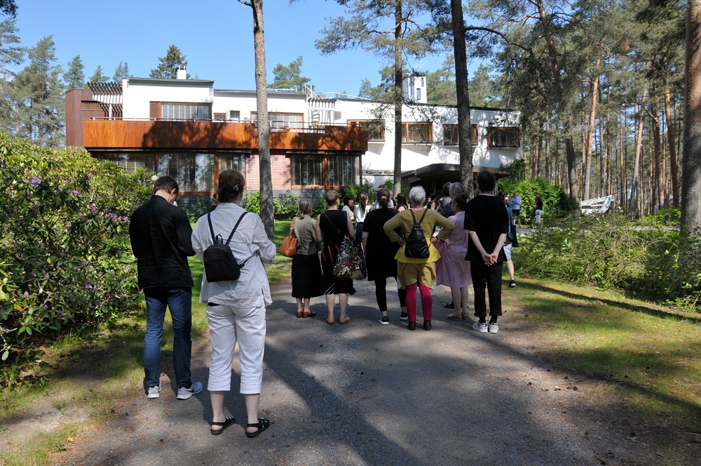Yhdistyksen jäsenet seisovat Villa Mairean edessä kesäkuussa 2019.
