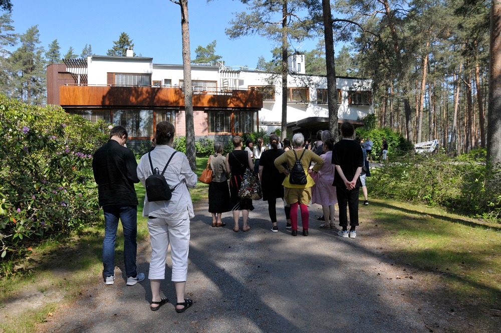 Föreningens medlemmar framför Villa Mairea.