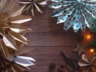 Paperisia joulutähtiä ja muita joulukoristeita.