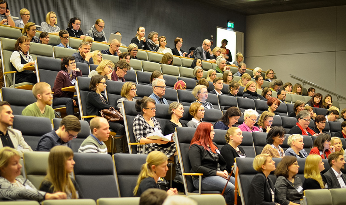 Åhörare i ett auditorium.