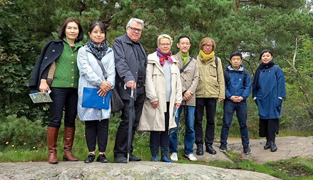 Taiteilijoiden Kalevala Japanissa -hankkeen vieraita ja Kalevalaseuran edustajia yhteiskuvassa.