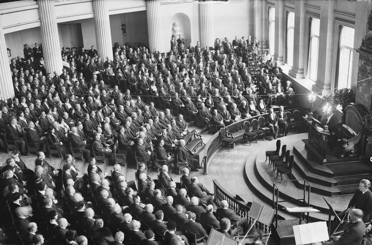 Svartvit bild på ett fullsatt auditorium.