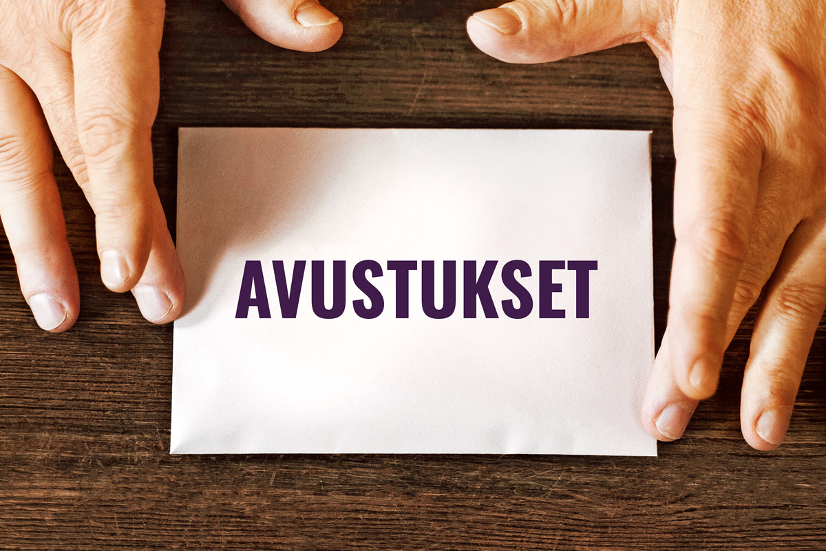 Kuva avustushausta Pöydälle papaeri, jossa lukee sana avustukset.