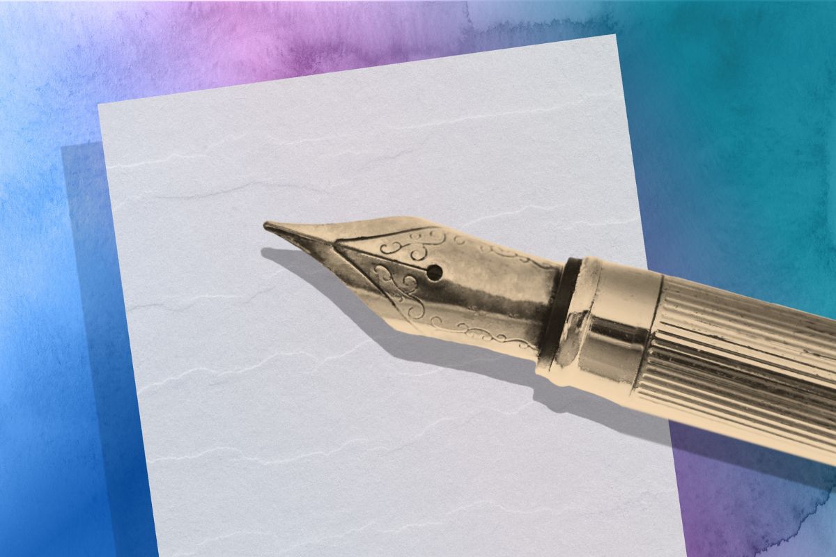 Mustekynä valkoisen paperin päällä.