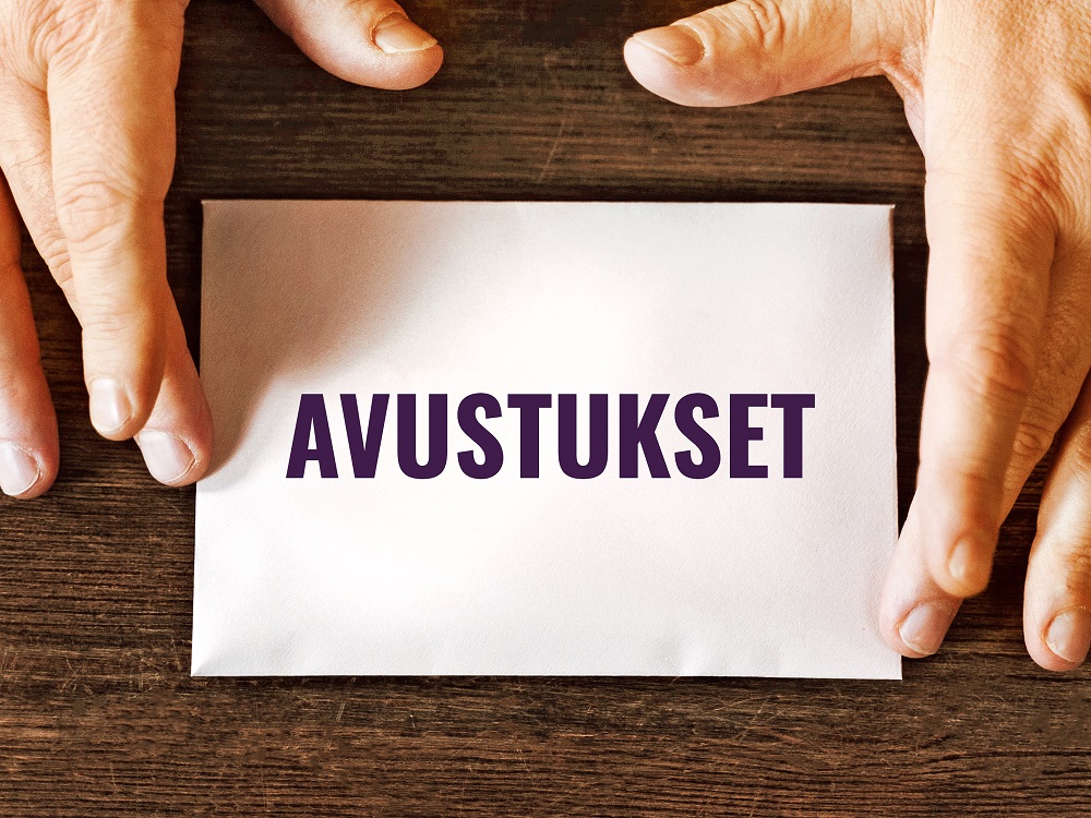 Kirjekuori, jossa lukee avustukset.