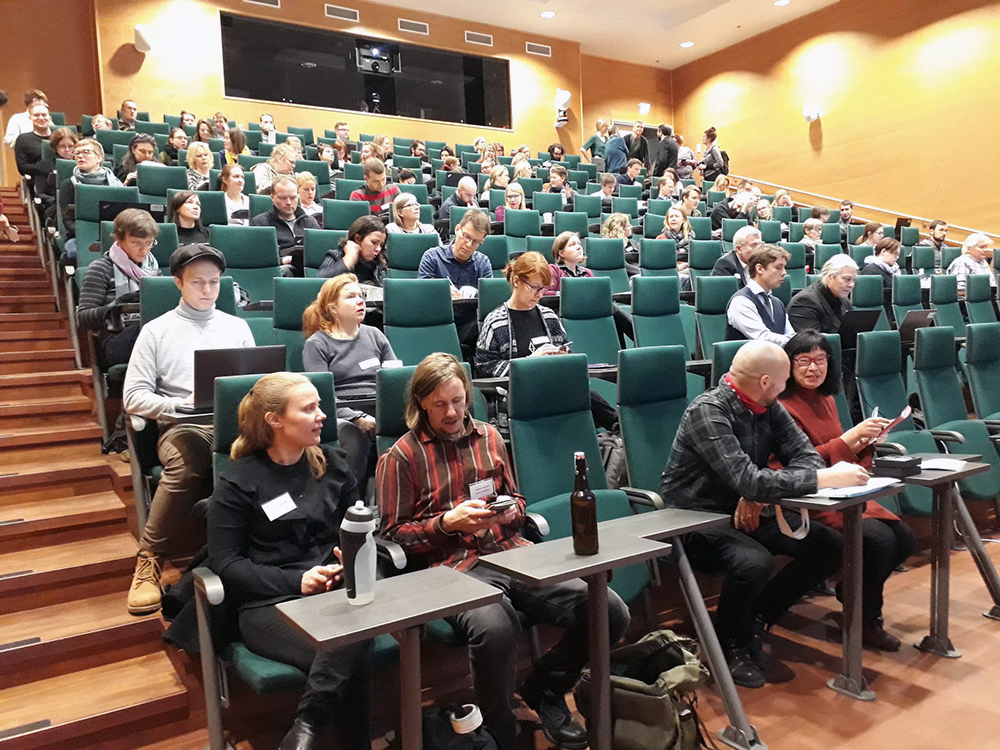 Kuvassa ihmiset istuvat kuuntelemassa syyskollokviota Lapin yliopistossa marraskuussa 2018.