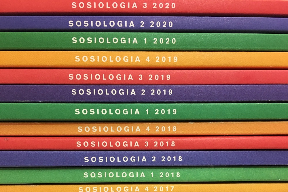 Värikkäät Sosiologia-aikakauslehdet pällekkäin pinossa. 