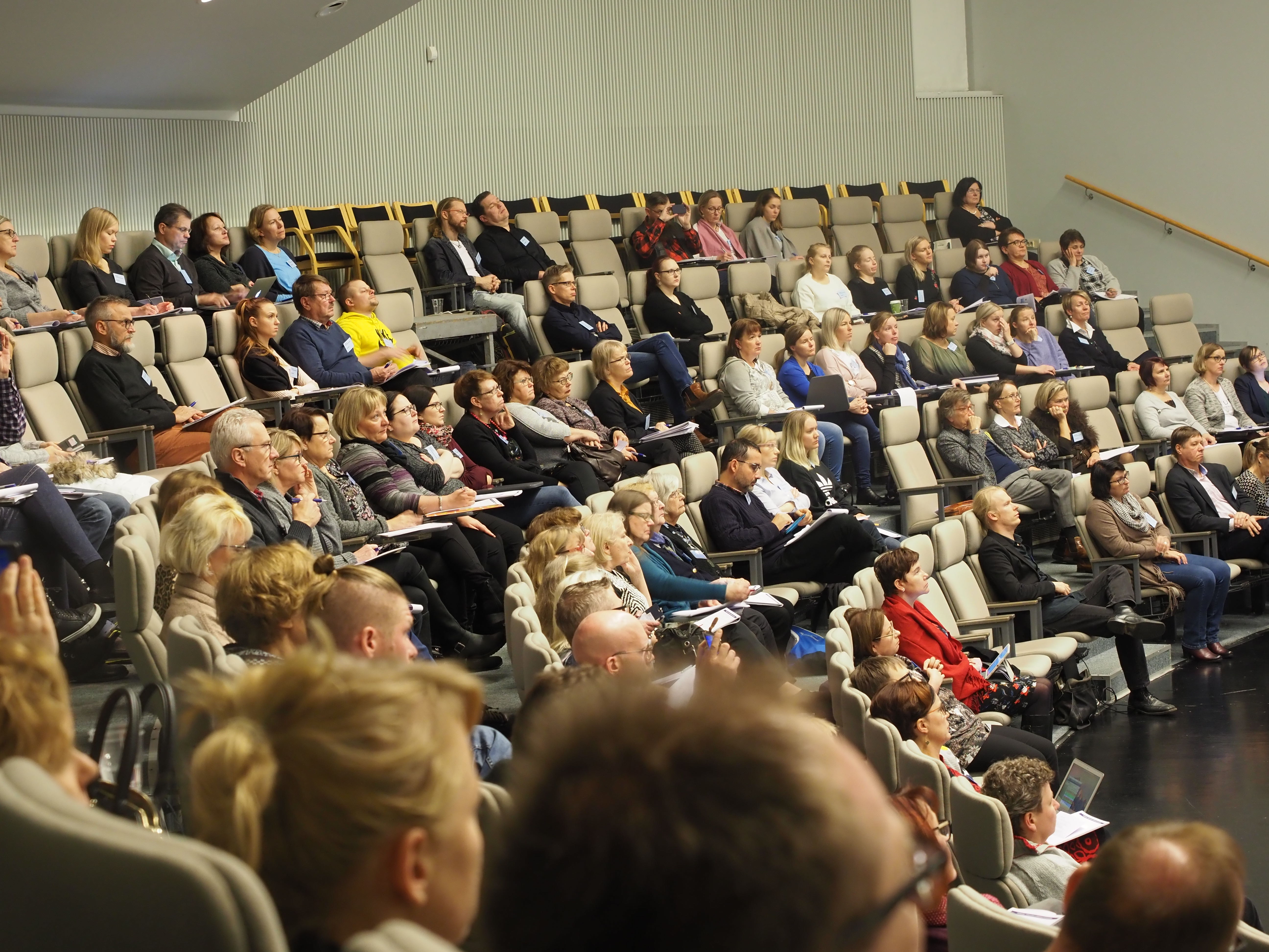 Åhörare i ett auditorium.