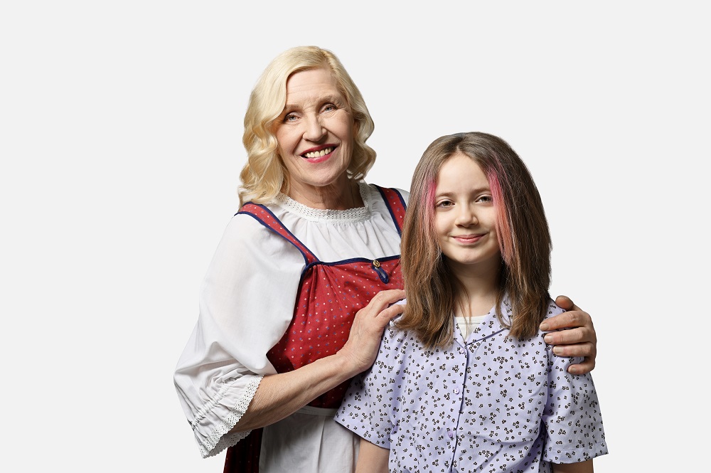 Kaksi henkilöä: vanhemman ikäpolven henkilö ja lapsi.