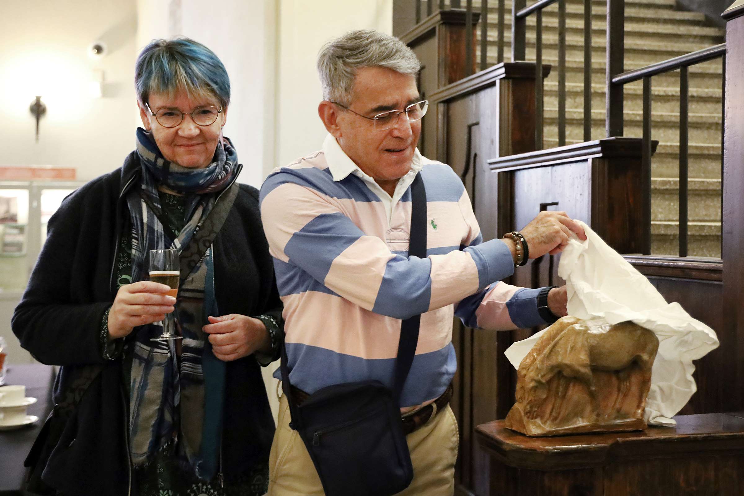 Selja Flink ja Antonio Rodriguez hevospatsaan vieressä. Antonio Rodriguez nostaa valkoisen liinan hevospatsaan päältä. 