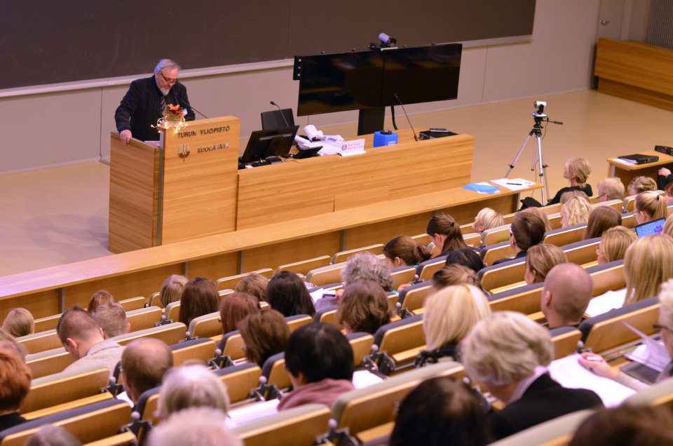 Risto Rinne seisoo puhujapöntössä avaamassa Kasvatustieteen päiviä Turussa 2016.