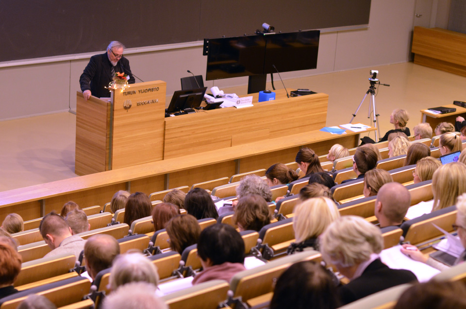 Åhörare i ett auditorium.