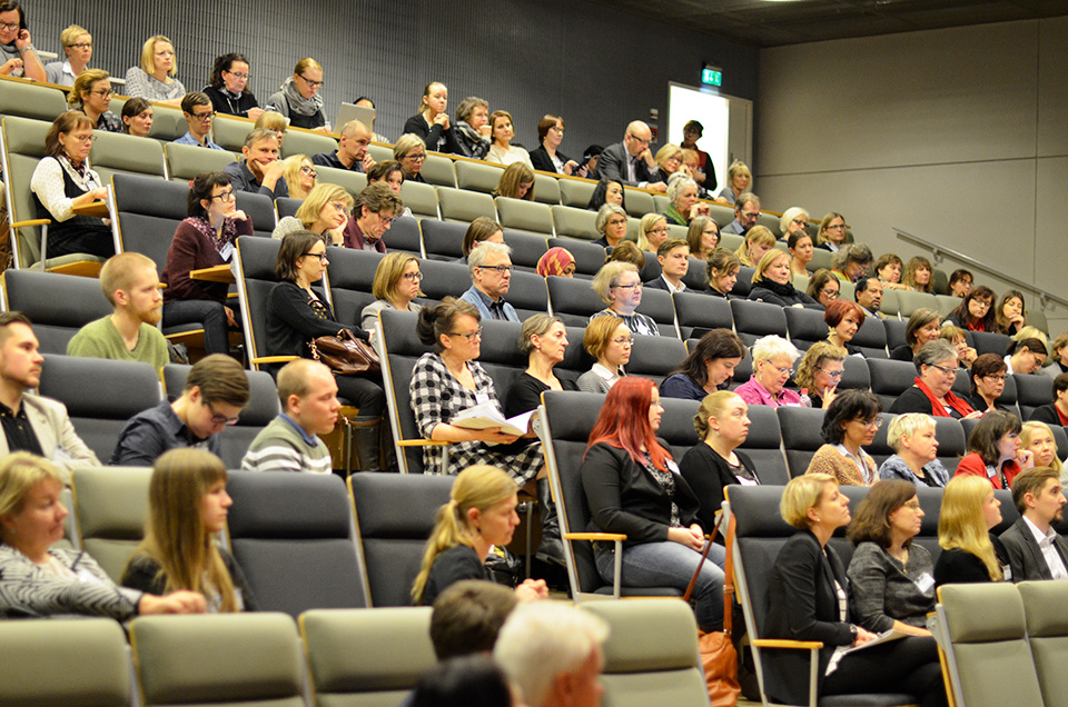 Åhörare i ett auditorium.