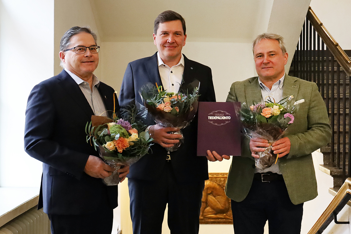 Priset togs emot av Finlands marinarkeologiska sällskaps vice ordförande Vesa Saarinen, ordförande Markku Luoto samt styrelsemedlemmen Kalle Virtanen.