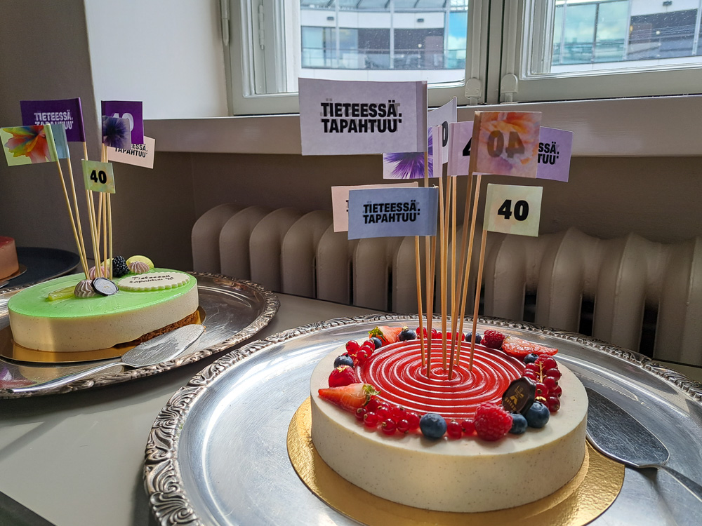 Kaksi kakkua, joissa on Tieteessä tapahtuu -viirejä koristeena.