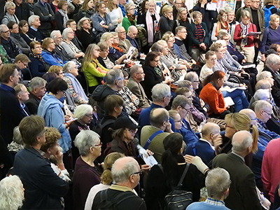 Ihmisiä kokouksessa